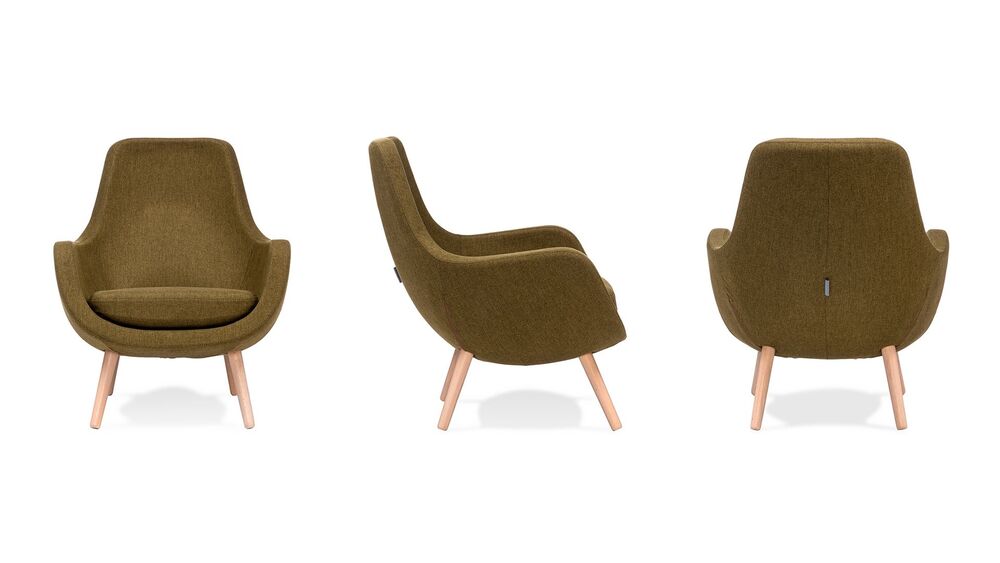 Кресло на деревянных опорах